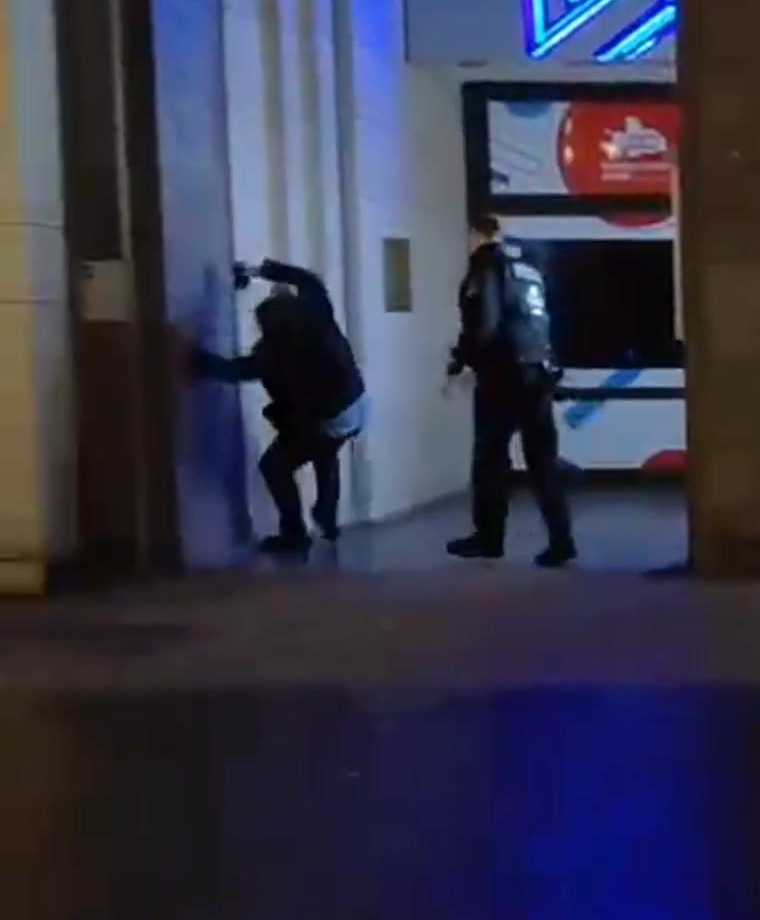 Videoframe: Henry Lindemeier beim Polizeieinsatz vor dem Russischen Haus.