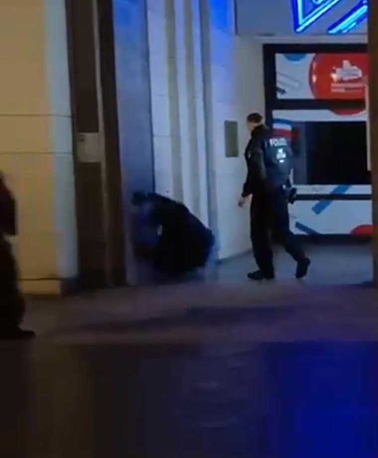 Videoframe: Henry Lindemeier beim Polizeieinsatz vor dem Russischen Haus.