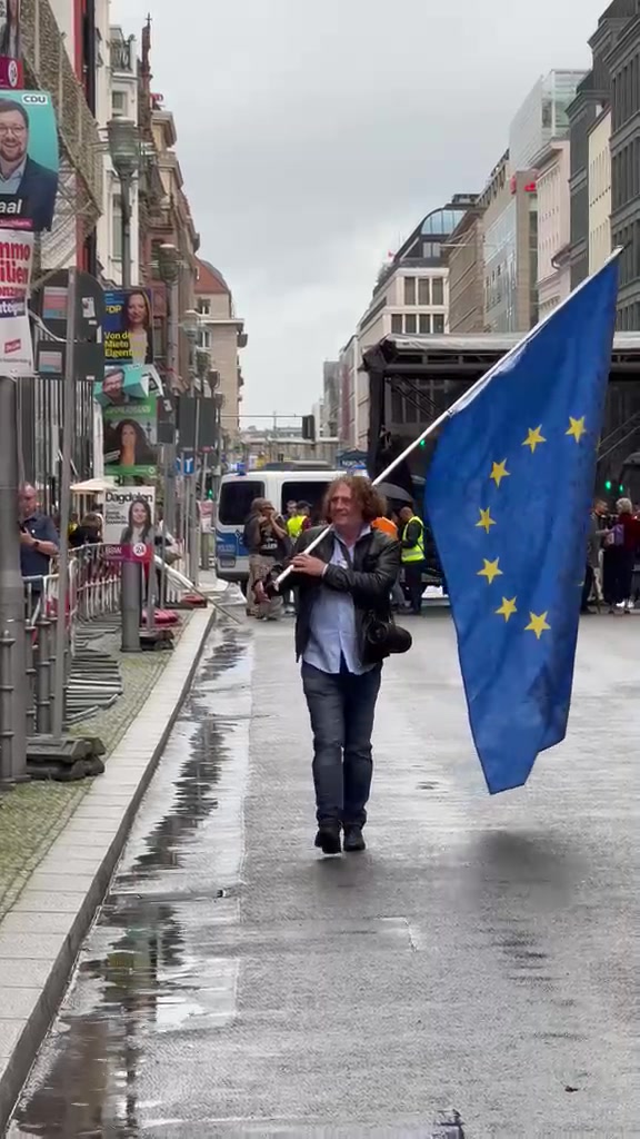 Henry Lindemeier kommt am Nachmittag mit einer EU-Flagge auf der Friedrichstraße an.