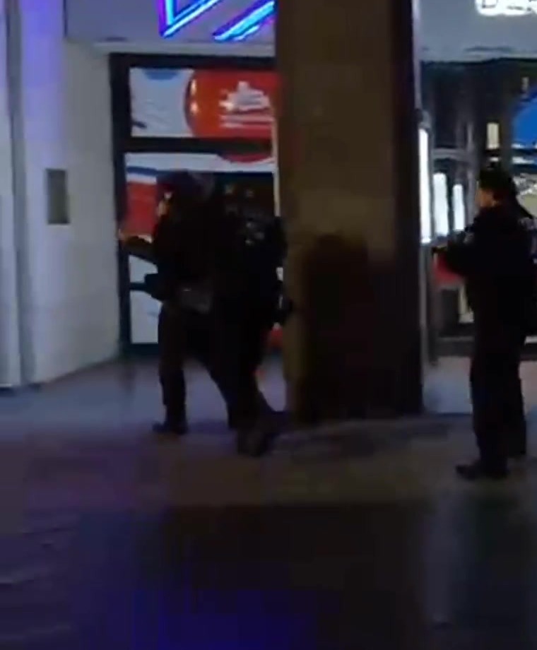 Videoframe: Henry Lindemeier beim Polizeieinsatz vor dem Russischen Haus.