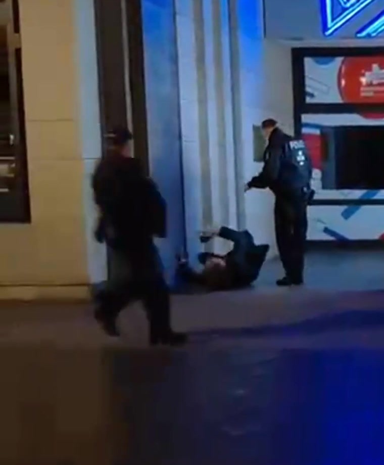 Videoframe: Henry Lindemeier beim Polizeieinsatz vor dem Russischen Haus.