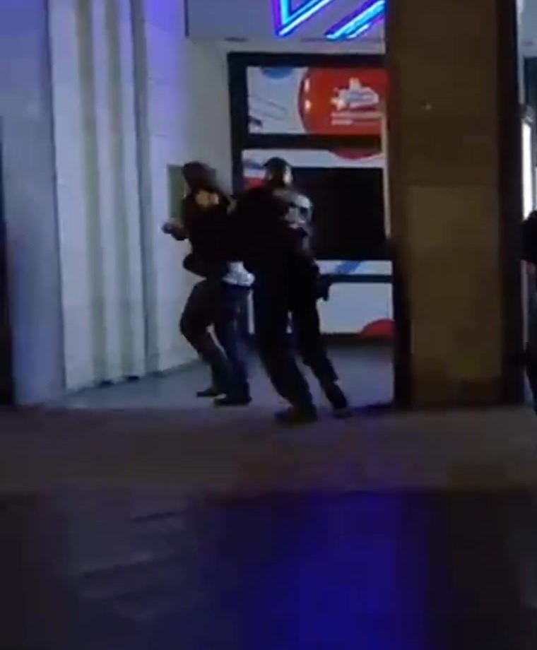 Videoframe: Henry Lindemeier beim Polizeieinsatz vor dem Russischen Haus.