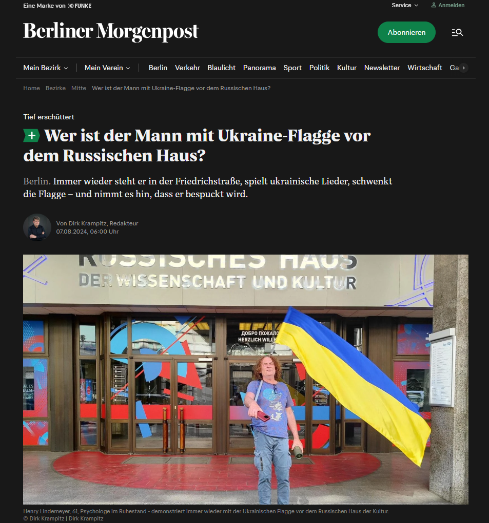 Henry Lindemeier mit Ukraine-Flagge vor dem Russischen Haus Berlin